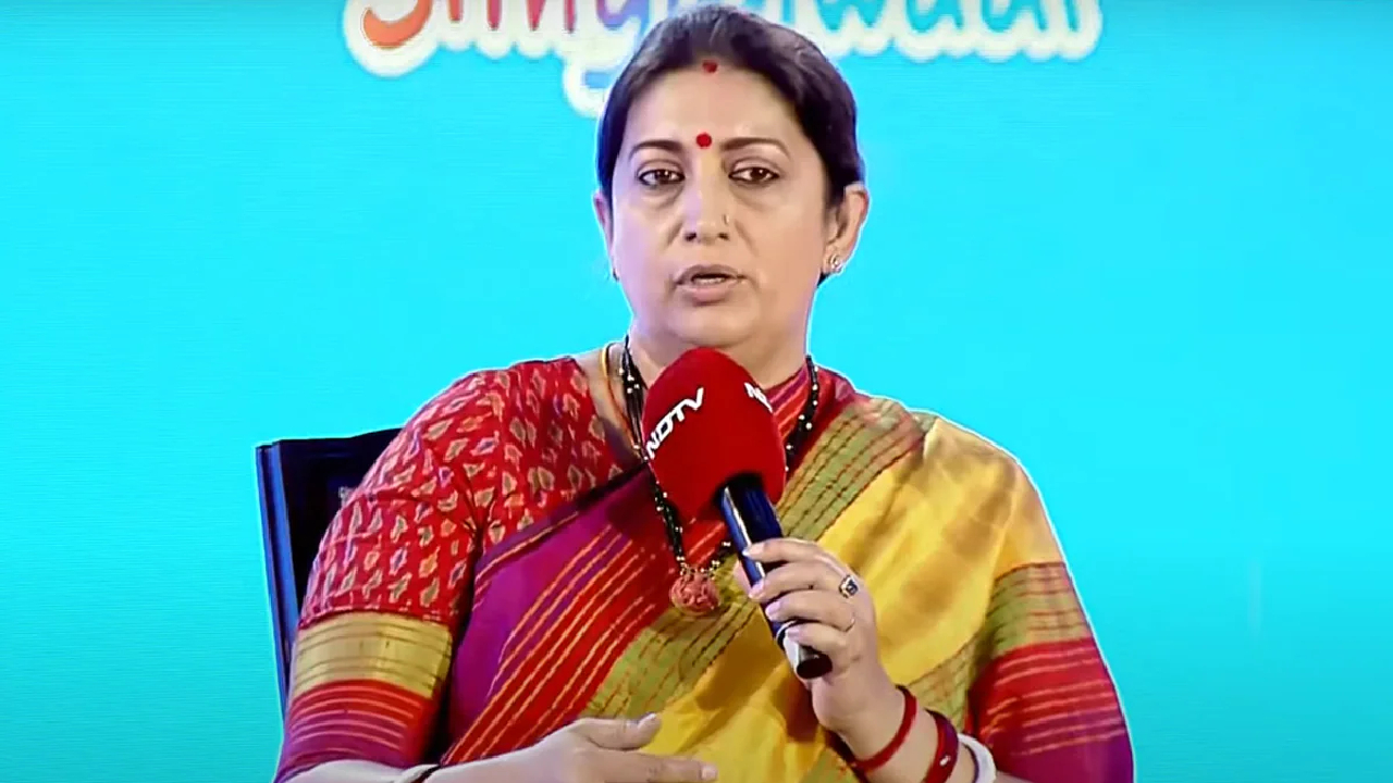 स्मृति ईरानी ने बताया, कैसे तकनीक और भारतीय परंपरा की मदद से संवार रहे आंगनवाड़ी केंद्र