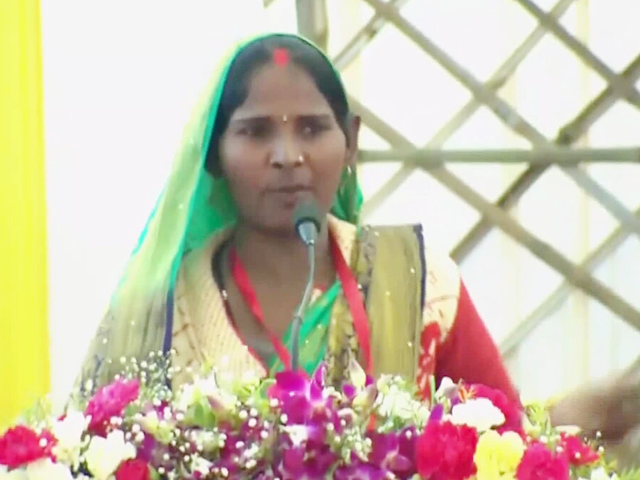 PM मोदी ने वाराणसी में आयोजित कार्यक्रम में महिला से पूछा - चुनाव लड़ोगी? 