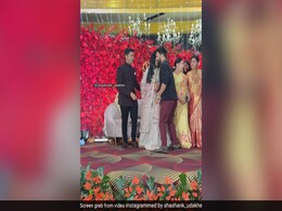 दुल्हन के साथ खड़े होकर फोटो खिंचा रहा था दोस्त, तभी दूल्हे ने किया कुछ ऐसा, स्टेज से भाग खड़ा हुआ लड़का दुल्हन के साथ खड़े होकर फोटो खिंचा रहा था दोस्त, तभी दूल्हे ने किया कुछ ऐसा, स्टेज से भाग खड़ा हुआ लड़का