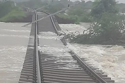 3 Dead In Tamil Nadu Rain Fury, 500 Train Passengers Stuck In Tuticorin 3 Dead In Tamil Nadu Rain Fury, 500 Train Passengers Stuck In Tuticorin