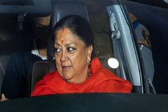 Rajasthan Election Results 2023: Vasundhara Raje के घर पर क्यों लगा विधायकों का जमावड़ा? Rajasthan Election Results 2023: Vasundhara Raje के घर पर क्यों लगा विधायकों का जमावड़ा?