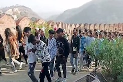 नए साल के मौके पर कुंभलगढ़ किले  में सैलानियों की जुट रही भारी भीड़ नए साल के मौके पर कुंभलगढ़ किले  में सैलानियों की जुट रही भारी भीड़