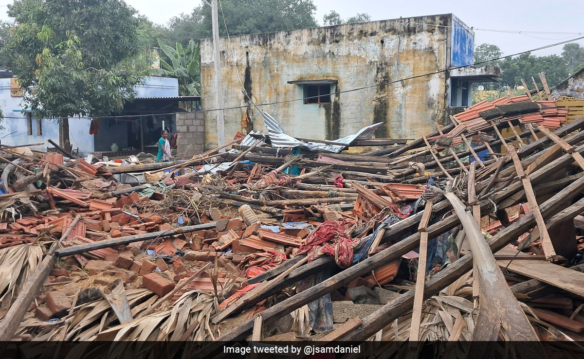 Tamil Nadu Flood: तमिलनाडु के थूथुकुड़ी में आई बाढ़ में समा गए कई गांव, बह गईं लोगों की उम्मीदें