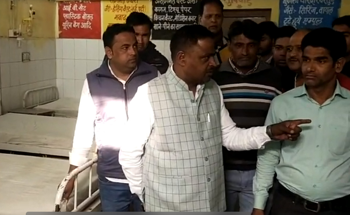 राजस्‍थान: बांदीकुई विधायक जब अचानक पहुंचे अस्‍पताल, डॉक्‍टर रूम में ताला लटका देख दी ये चेतावनी