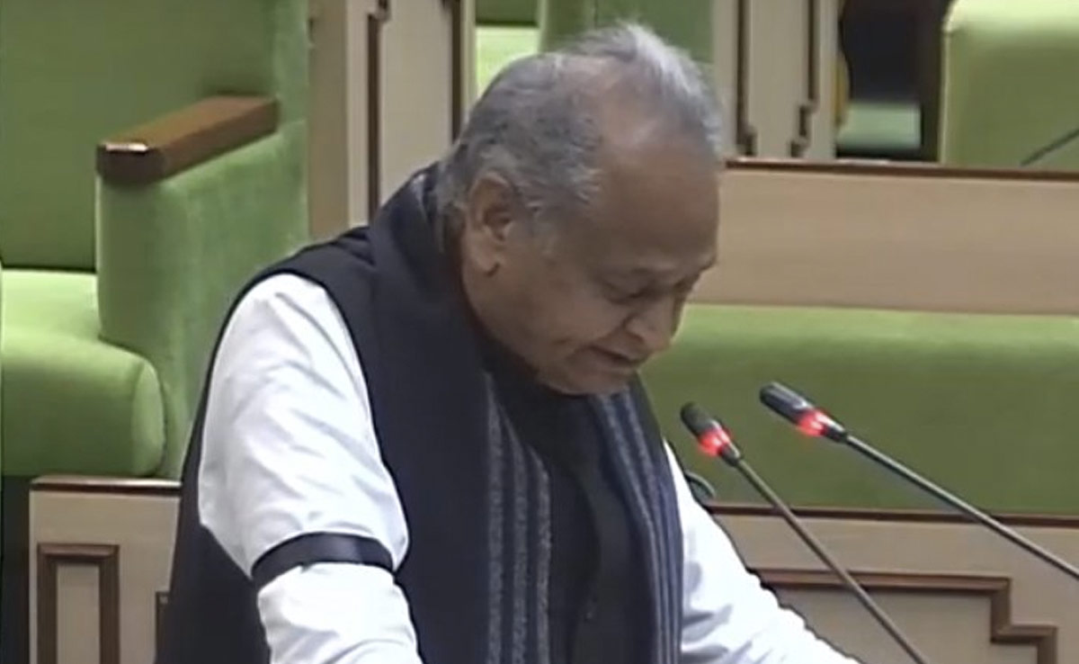 बाजू पर काली पट्टी बांधकर शपथ लेने पहुंचे गहलोत समेत सभी कांग्रेसी विधायक, जानिए क्या थी वजह
