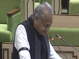 बाजू पर काली पट्टी बांधकर शपथ लेने पहुंचे गहलोत समेत सभी कांग्रेसी विधायक, जानिए क्या थी वजह बाजू पर काली पट्टी बांधकर शपथ लेने पहुंचे गहलोत समेत सभी कांग्रेसी विधायक, जानिए क्या थी वजह