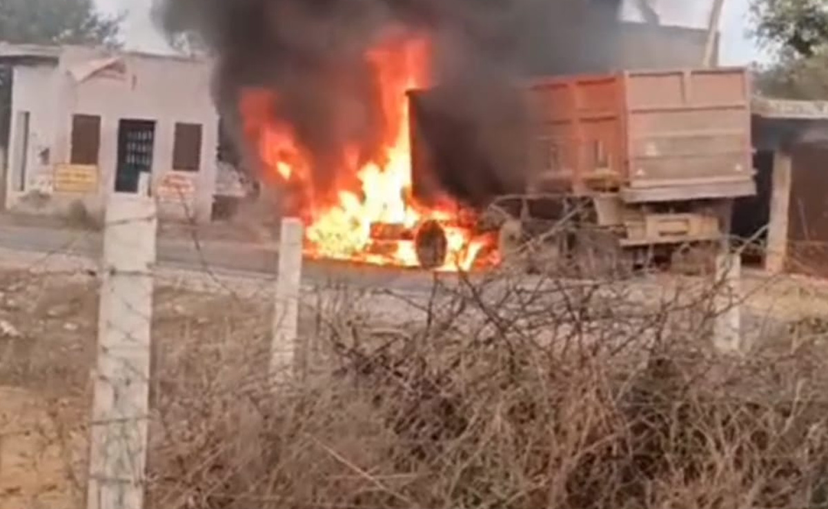 झुंझुनू में ददर्नाक हादसाः जिंदा जला बाइकसवार,  ट्रेलर और बाइक की टक्कर के बाद हुआ कुछ ऐसा