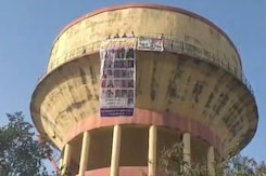 नेक्सा एवरग्रीन कंपनी के धोखाधड़ी मामले में नहीं हुई कार्रवाई तो पानी टंकी पर चढ़ गए लोग नेक्सा एवरग्रीन कंपनी के धोखाधड़ी मामले में नहीं हुई कार्रवाई तो पानी टंकी पर चढ़ गए लोग