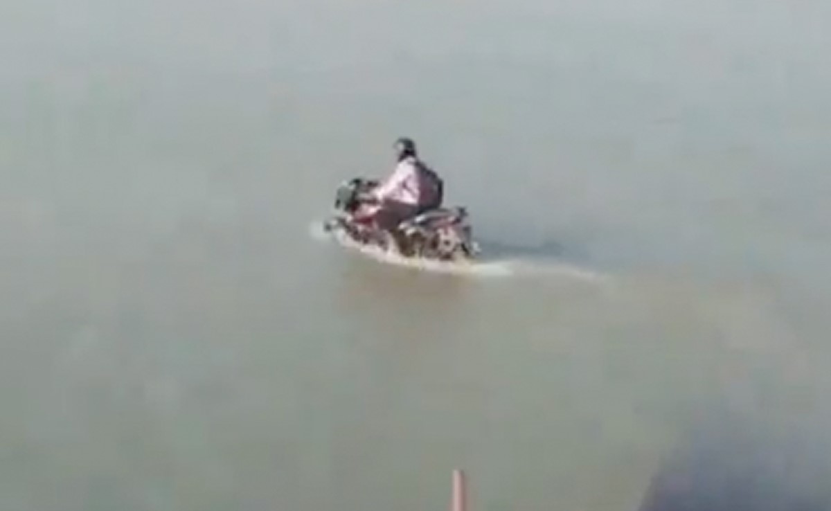 VIDEO: शख्स ने नदी के अंदर फर्राटे से दौड़ाई बाइक, फिर हुआ ऐसा जिसे देख कर दंग हो जाएंगे