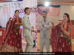 दुल्हन ने छम्मक छल्लो गाने पर लगाए जबरदस्त ठुमके, दूल्हे ने नज़रों से किए ऐसे इशारे, Video वायरल हो गया दुल्हन ने छम्मक छल्लो गाने पर लगाए जबरदस्त ठुमके, दूल्हे ने नज़रों से किए ऐसे इशारे, Video वायरल हो गया