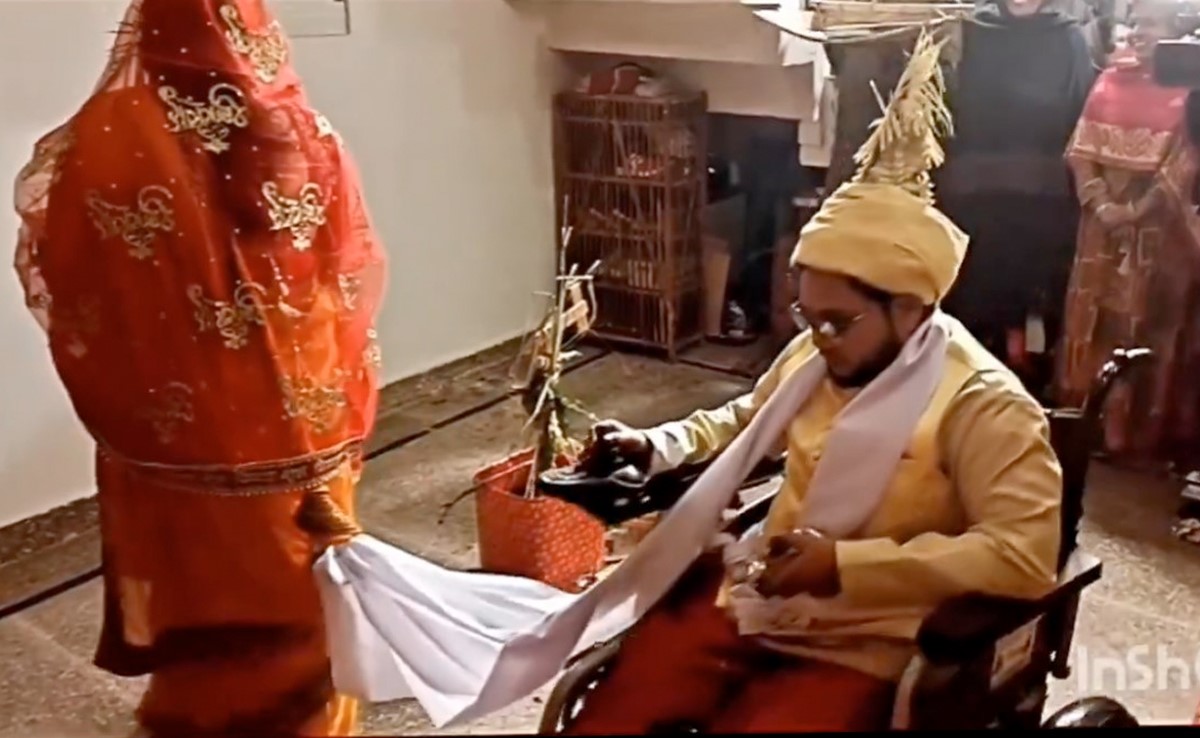मोहब्बत जिंदाबाद! आगे चली दुल्हन, पीछे व्हील चेयर पर बैठे दूल्हे ने लिए सात फेरे, वायरल वीडियो देख भावुक हुए लोग