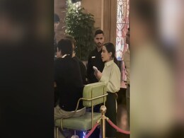 रेस्टोरेंट में वेट्रेस के ड्रेस में लोगों का आर्डर लेती नजर आईं उर्फी जावेद, लोग बोले- तो ये है पार्ट टाइम जॉब  रेस्टोरेंट में वेट्रेस के ड्रेस में लोगों का आर्डर लेती नजर आईं उर्फी जावेद, लोग बोले- तो ये है पार्ट टाइम जॉब