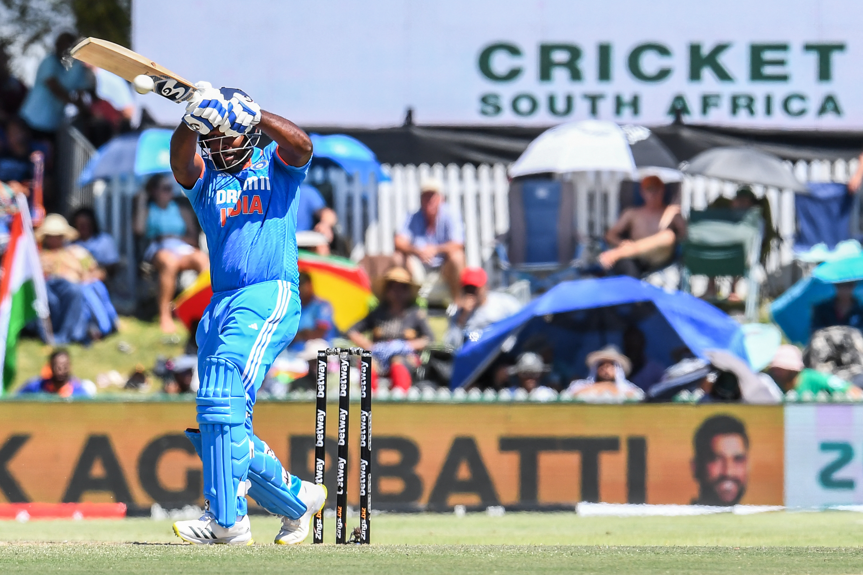 Sanju Samson: संजू सैमसन ने दक्षिण अफ्रीका के खिलाफ जड़ा वनडे करियर का पहला शतक, सोशल मीडिया पर फैंस ने यूं लुटाया प्यार
