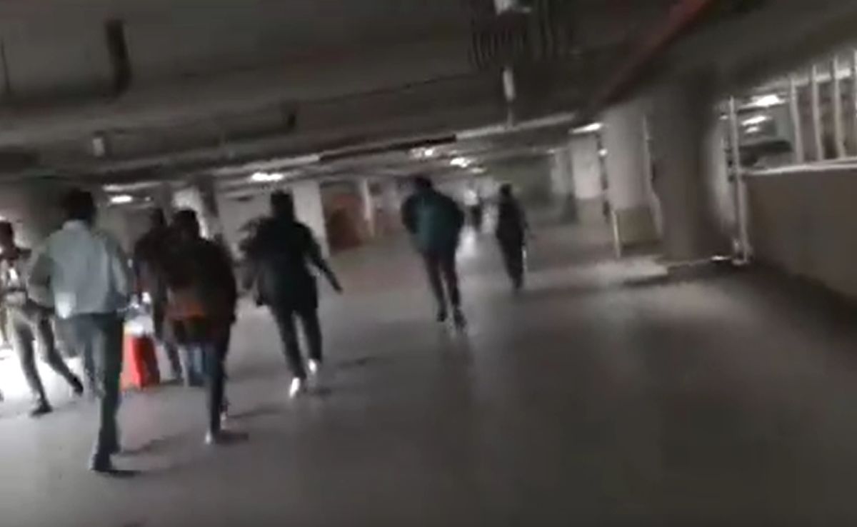 Video: फ्रांस से मुंबई पहुंचे यात्री मीडिया से भागे, नहीं दिया सवालों का जवाब Video: फ्रांस से मुंबई पहुंचे यात्री मीडिया से भागे, नहीं दिया सवालों का जवाब
