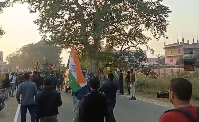 विशेष विमान से बिहार पहुंचा नवादा के शहीद चंदन का पार्थिव शरीर, सेना के जवानों ने दी सलामी