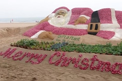 Sudarsan Pattnaik Creates "World's Biggest" Santa Sculpture With Onions, Sand Sudarsan Pattnaik Creates "World's Biggest" Santa Sculpture With Onions, Sand