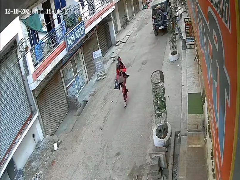 कोचिंग के लिए निकला था 14 वर्षीय लड़का, गहने-नगदी लेकर 'राधा' के भेष में गायब, जानिए पूरा मामला