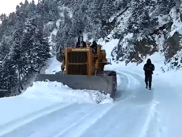 Fresh Snowfall In Jammu And Kashmir's Kupwara, Clearance Ops Underway