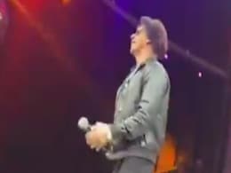 Bollywood News : डंकी का प्रमोशन करने के लिए 'किंग खान' पहुंचे दुबई, डांस विडियो हुए वायरल Bollywood News : डंकी का प्रमोशन करने के लिए 'किंग खान' पहुंचे दुबई, डांस विडियो हुए वायरल