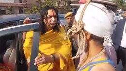 विधानसभा के बाहर सिर पर चप्पल, गले में मटकी लटकाए फरियादी से मिले MLA बालमुकुंद आचार्य, बोले, ये पुरानी सरकार नहीं...वायरल हुआ वीडियो&nbsp;