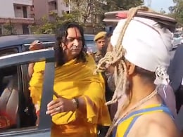 विधानसभा के बाहर सिर पर चप्पल, गले में मटकी लटकाए फरियादी से मिले MLA बालमुकुंद आचार्य, बोले, ये पुरानी सरकार नहीं...वायरल हुआ वीडियो 