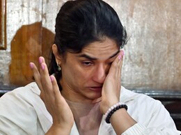 अब साक्षी मलिक और विनेश फोगाट ने निलंबित WFI के खिलाफ लगाया यह आरोप