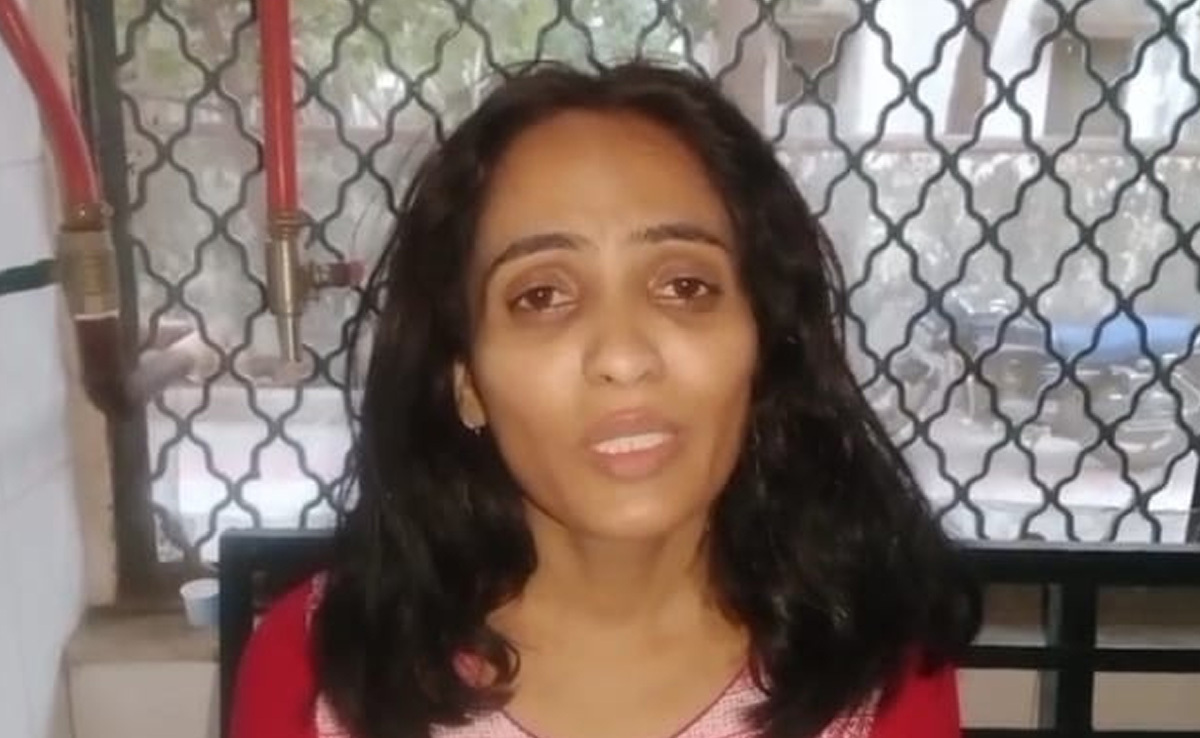 अचानक सरकारी शिक्षिका को जूतों से पीटने लगा युवक, कैमरे में रिकार्ड हुई पूरी वारदात, जानें, क्या थी वजह?