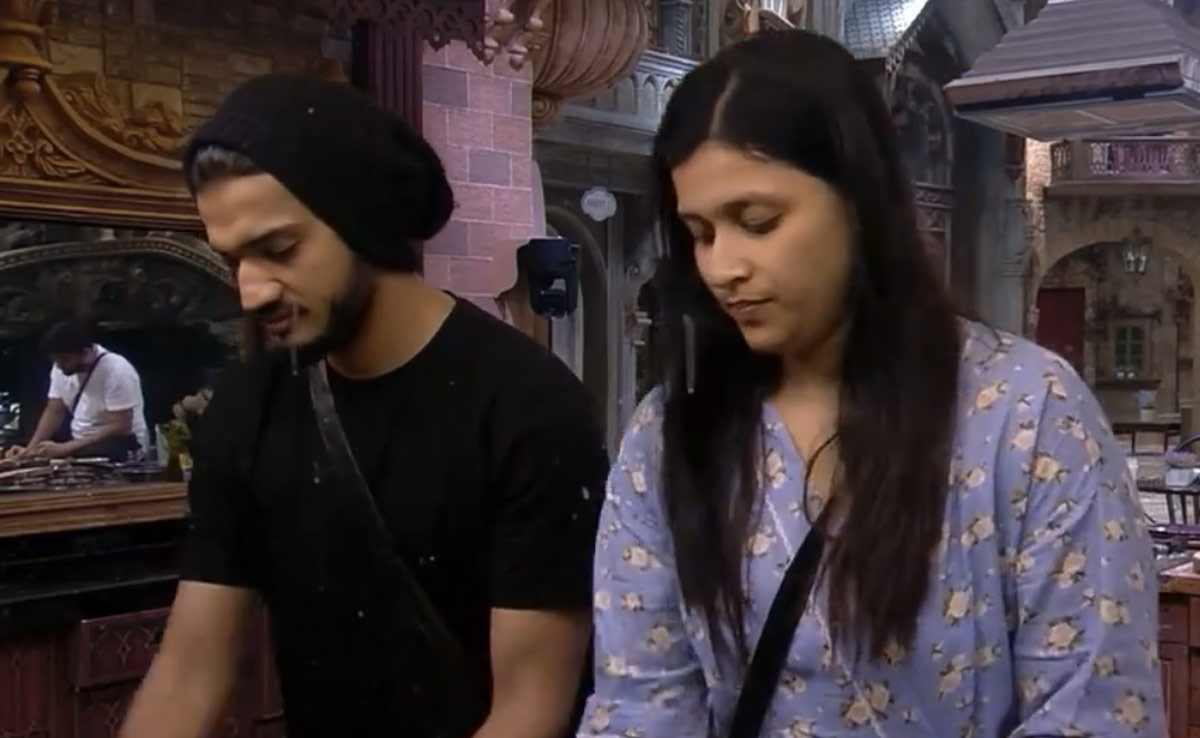 Bigg Boss 17: ये क्या गर्लफ्रेंड होने के बाद भी दूसरी लड़की को डेट कर रहे थे मुनव्वर फारुकी ! अब इस लड़की ने लगाए गंभीर आरोप