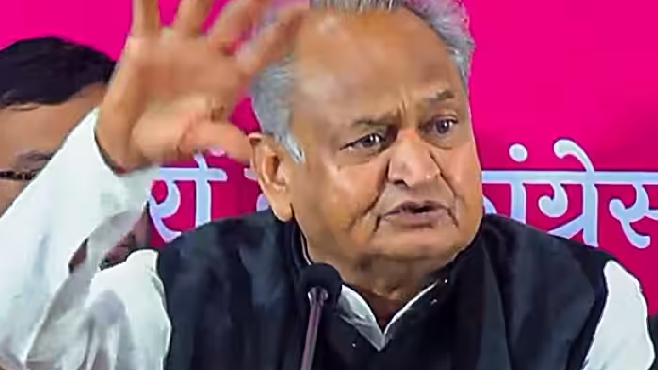 बीजेपी पर फूटा अशोक गहलोत का गुस्सा, बोले- '92 सांसदों को किया निलंबित, संसद मजाक है क्या?