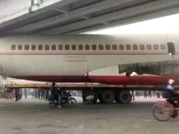 बिहार में पुल के नीचे फंसा हवाई जहाज, देखने के लिए जुटी भीड़, निकालने के लिए लगाई गई ऐसी ट्रिक