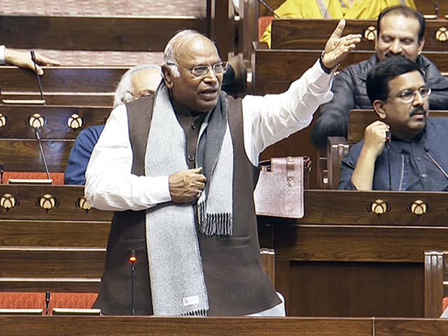 "विपक्ष विहीन संसद में अब बिना चर्चा कानून पारित कर सकती है मोदी सरकार": सांसदों के निलंबन पर खरगे