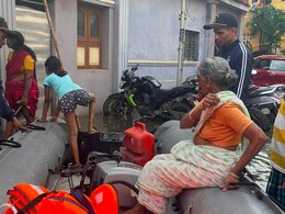 Chennai Floods: युद्धस्तर पर जारी है राहत और बचाव अभियान, सेना ने  150 लोगों को सुरक्षित बाहर निकाला Chennai Floods: युद्धस्तर पर जारी है राहत और बचाव अभियान, सेना ने  150 लोगों को सुरक्षित बाहर निकाला