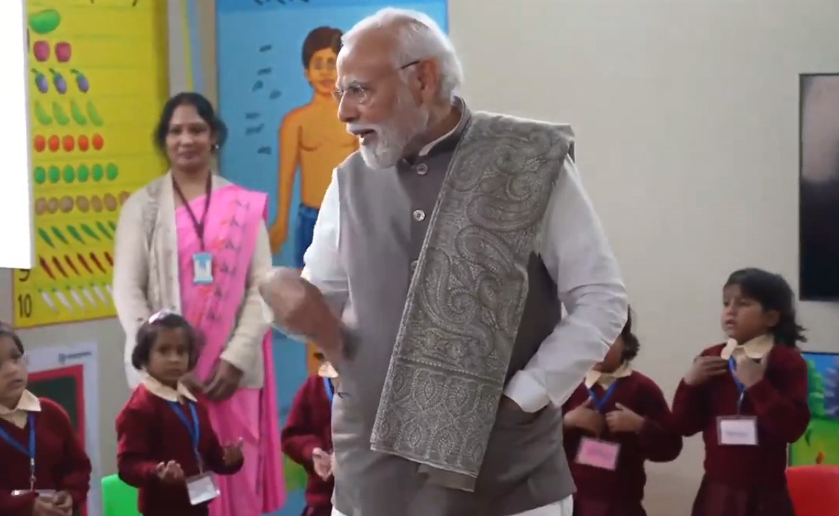 पीएम मोदी ने स्कूल में जाकर बच्चों के साथ किया संवाद, लोग बोले- इन प्यारे बच्चों का सबसे बेहतरीन पल, देखें वीडियो