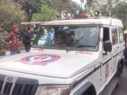 Bhopal: हथियारों से लैस घूम रहे बदमाशों ने पुलिस वाहन को मारी टक्कर, इसके बाद वर्दी वालों ने ऐसे सिखाया सबक Bhopal: हथियारों से लैस घूम रहे बदमाशों ने पुलिस वाहन को मारी टक्कर, इसके बाद वर्दी वालों ने ऐसे सिखाया सबक