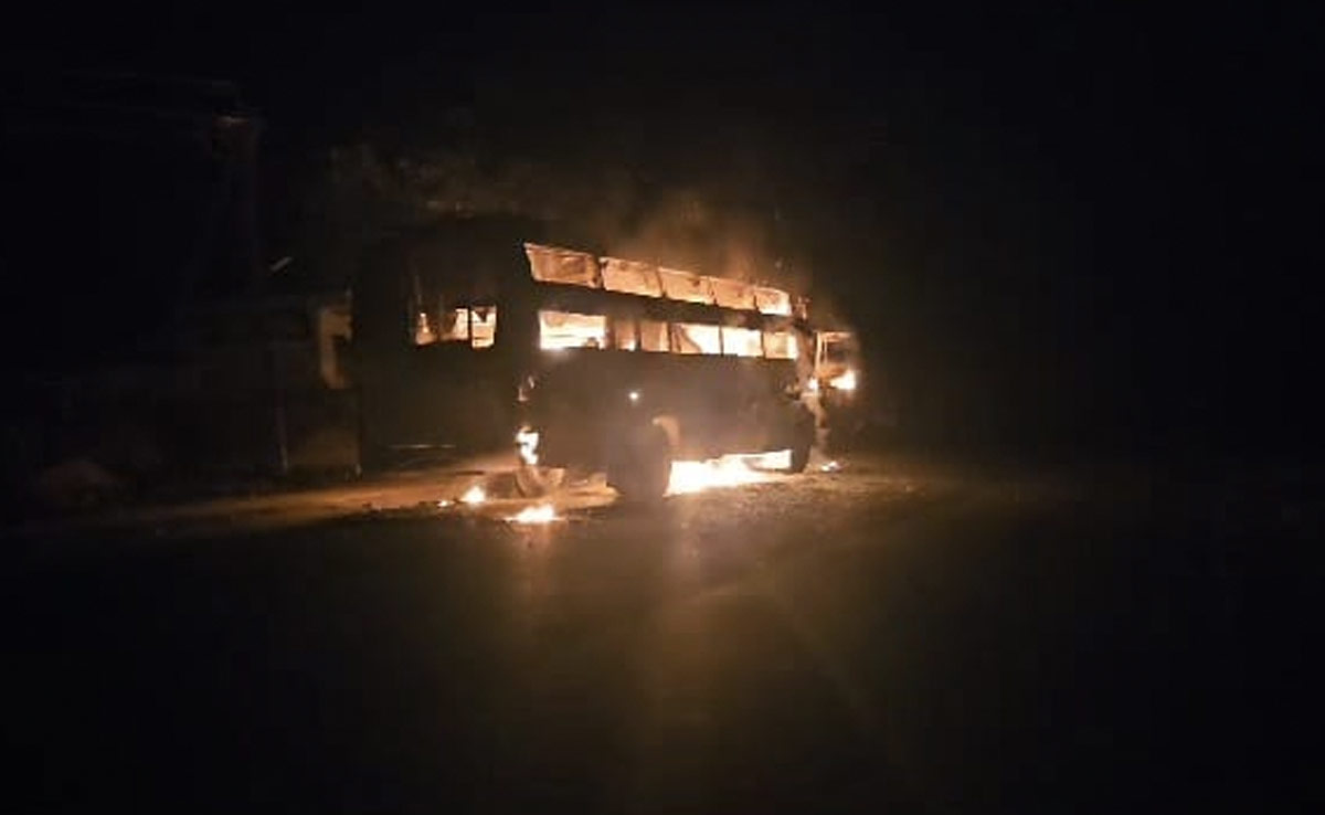 आग के गोले में तब्दील हुई चलती बस, बाल-बाल बचे 50 यात्री, 5 गंभीर रूप से हुए घायल