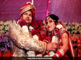 विवाह में वर वधु एक दूसरे को क्यों पहनाते हैं जयमाला, जानिए इस रस्म का क्या है महत्व विवाह में वर वधु एक दूसरे को क्यों पहनाते हैं जयमाला, जानिए इस रस्म का क्या है महत्व