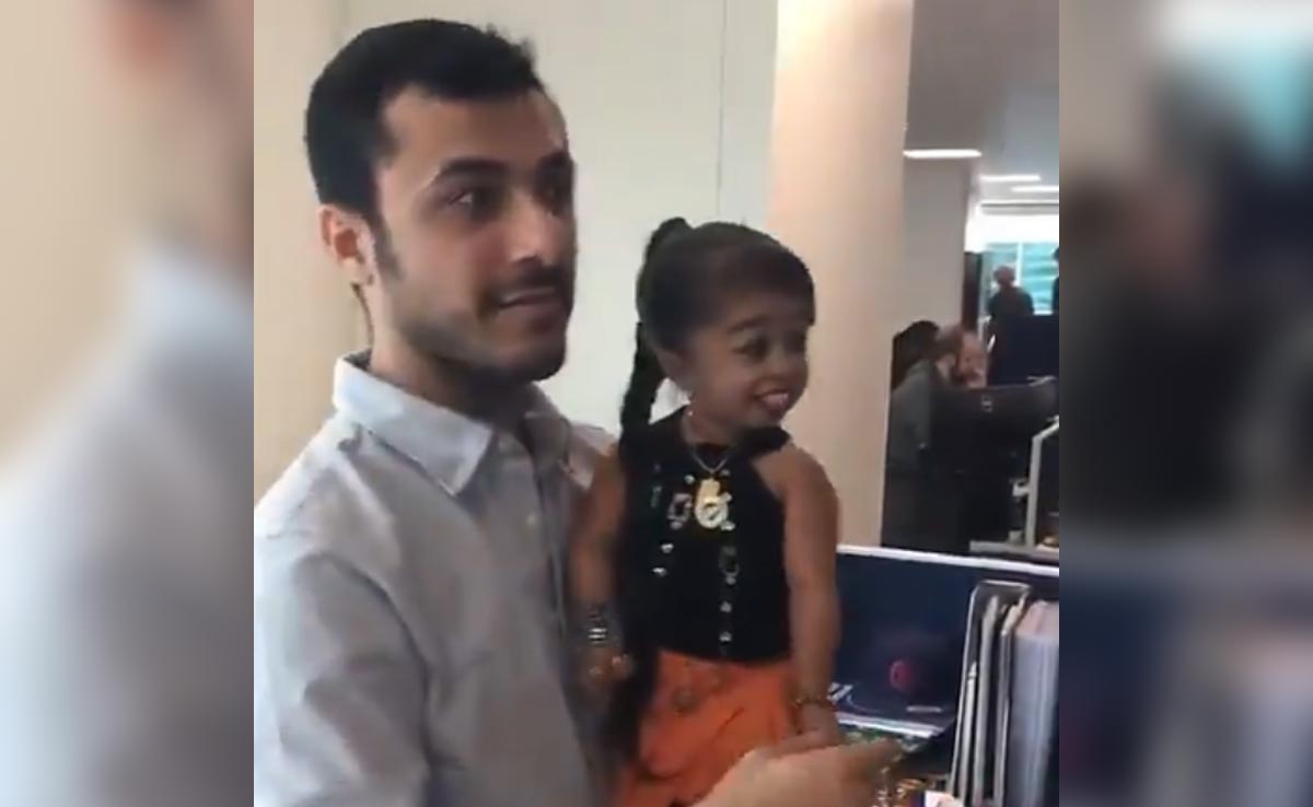 गोद में दिख रही छोटी बच्ची की उम्र है 30 साल, ये है दुनिया की सबसे छोटी महिला, देखें वायरल वीडियो