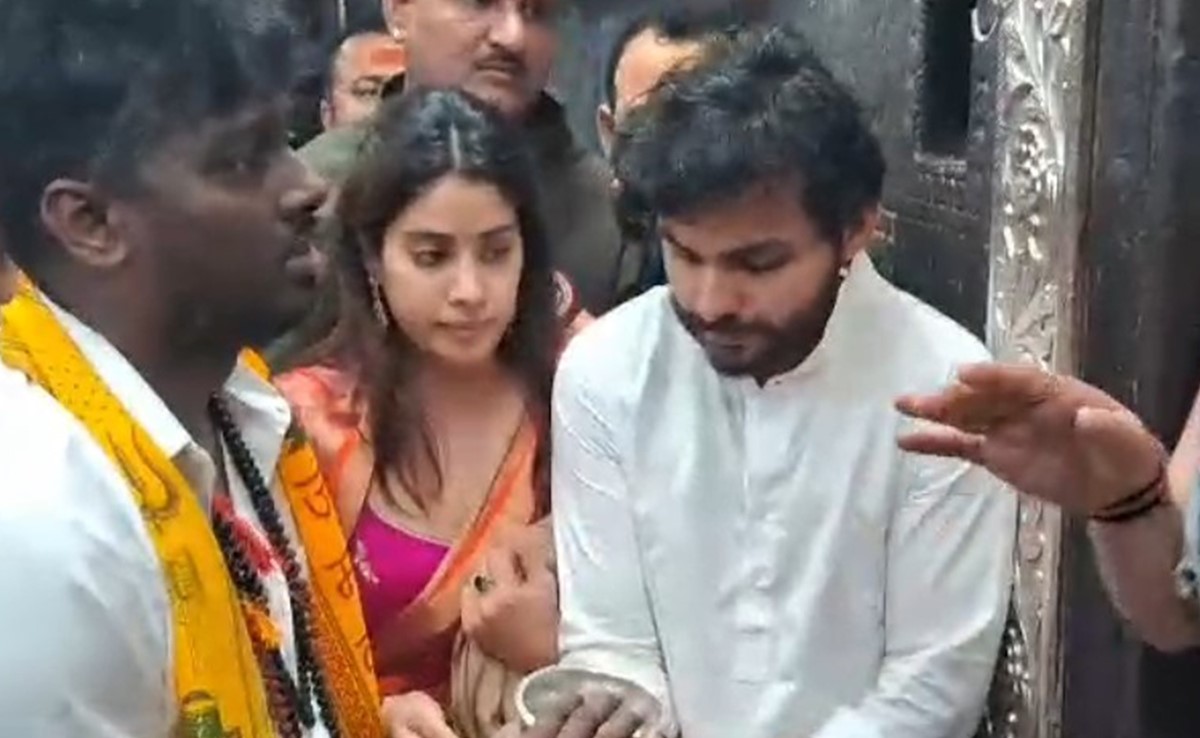 महाकाल की शरण में पहुंची जाह्नवी कपूर, भस्म आरती में शामिल होकर बाबा से लिया आशीर्वाद