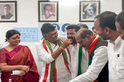 Congress Meets Telangana Governor, Stakes Claim To Form Government Congress Meets Telangana Governor, Stakes Claim To Form Government