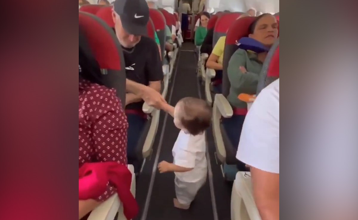 फ्लाइट में इस क्यूट बच्चे ने एक-एक कर सभी के साथ किया कुछ ऐसा, लोग बोले- ये फ्यूचर प्रेसिडेंट है