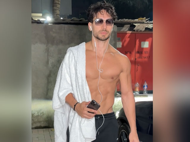 "Moment <i>Hai</i>," Say Paparazzi As Tiger Shroff Poses For The Cameras