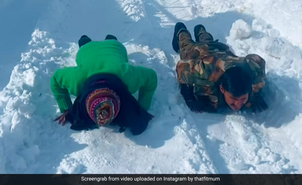 महिला ने -16 डिग्री तापमान पर सेना के जवान के साथ किया पुशअप्स कॉम्पिटिशन, वीडियो देख लोग कर रहे जवानों को सलाम