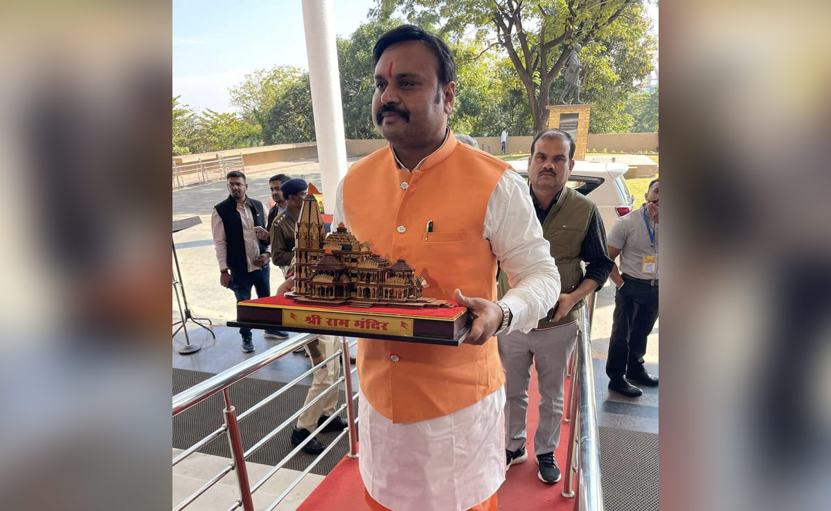 'राममंदिर' के साथ सदन में पहुंचे विधायक अभिलाष पांडे, संस्कृत में ली शपथ