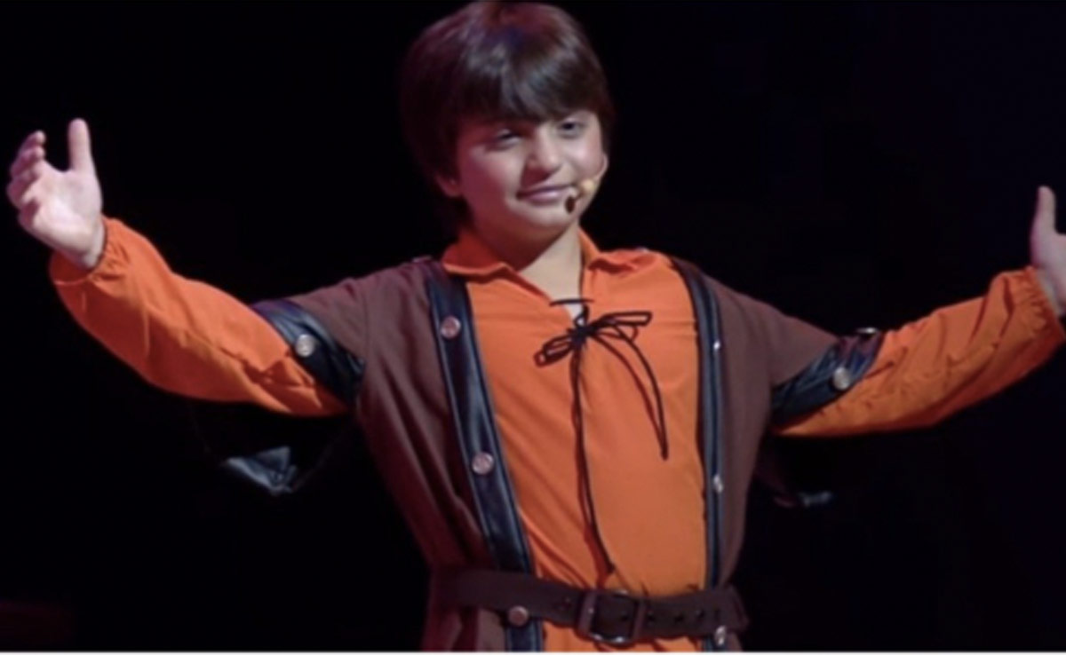 Shah Rukh Khan On Son Abram Recreating His Iconic Pose: "Our Whole Family Loves Hugs"