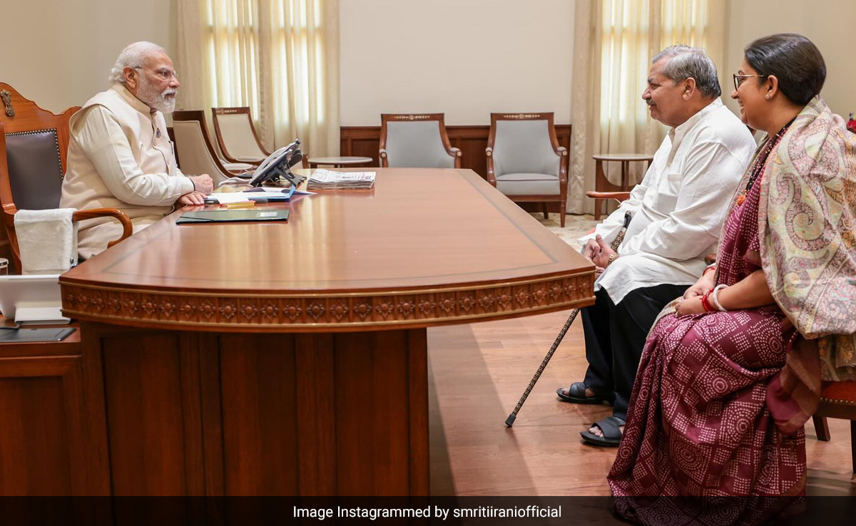 स्मृति ईरानी ने अपने पिता के साथ PM मोदी से की मुलाकात, बोलीं- ऐसा लगा जैसे PTM चल रही है...