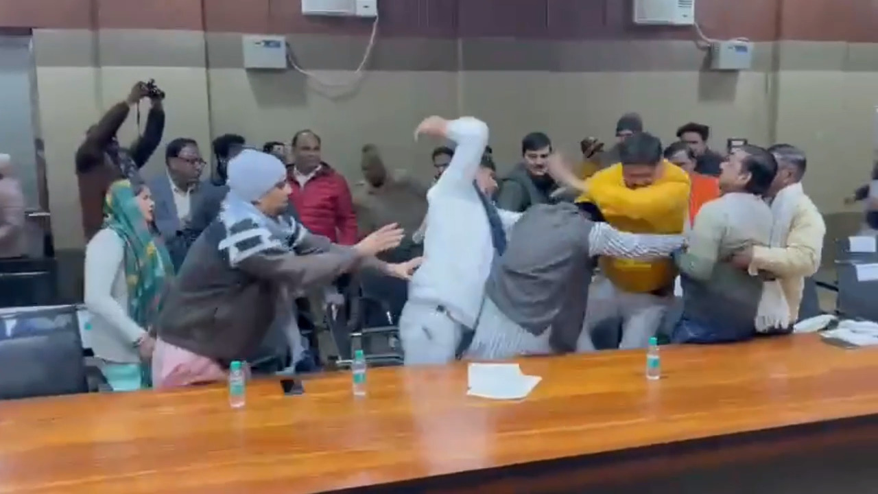 Video: जंग का अखाड़ा बनी शामली निकाय बैठक! जमकर चले लात-घूंसे, एक दूसरे पर फेंकी गईं कुर्सियां Video: जंग का अखाड़ा बनी शामली निकाय बैठक! जमकर चले लात-घूंसे, एक दूसरे पर फेंकी गईं कुर्सियां