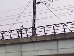 दिल्ली मेट्रो के ट्रैक से कूदने जा रही थी लड़की, बचाने के लिए दौड़ी पुलिस, फिर जो हुआ... वायरल हो रहा Video