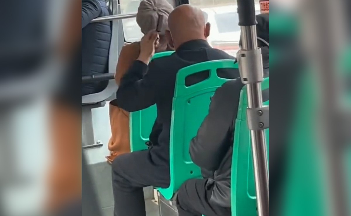 सिर पर नहीं एक भी बाल, बस में सिर पर कंघी घूमाता रहा शख्स, हंस-हंस लोटपोट हो रहे लोग