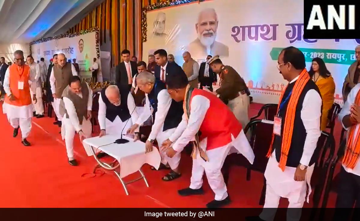 वीडियो: जब पीएम नरेन्द्र मोदी ने टेबल खिसकाई...दौड़ पड़े ओम माथुर, जेपी नड्डा और CM साव