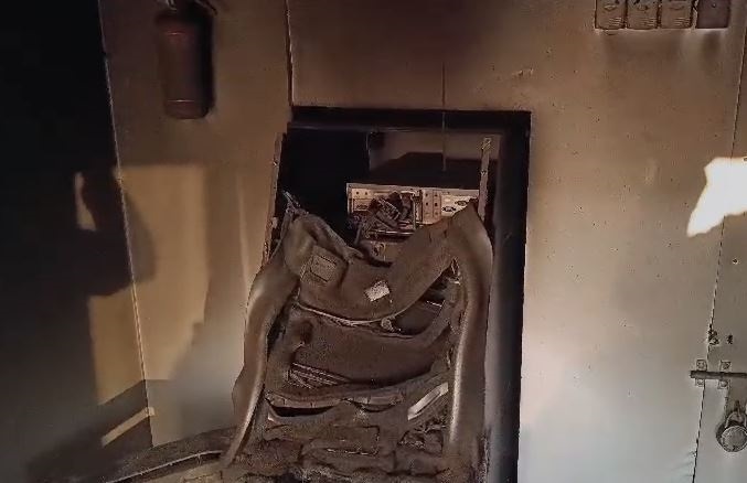 उत्तराखंड : गैस कटर से काटी एटीएम मशीन, एसयूवी में लाखों रुपये लेकर चोर फरार उत्तराखंड : गैस कटर से काटी एटीएम मशीन, एसयूवी में लाखों रुपये लेकर चोर फरार